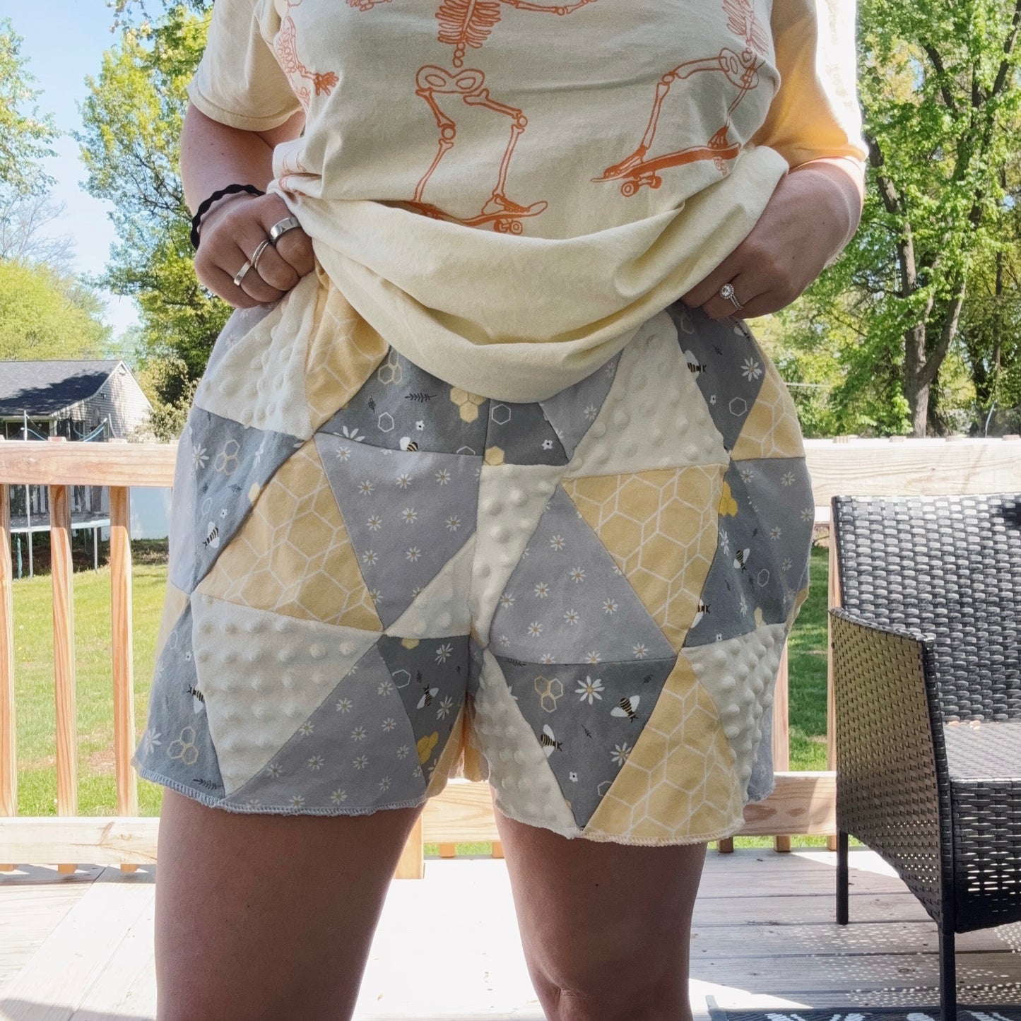 Busy Bee High-Waisted Shorts - Size M-XL
