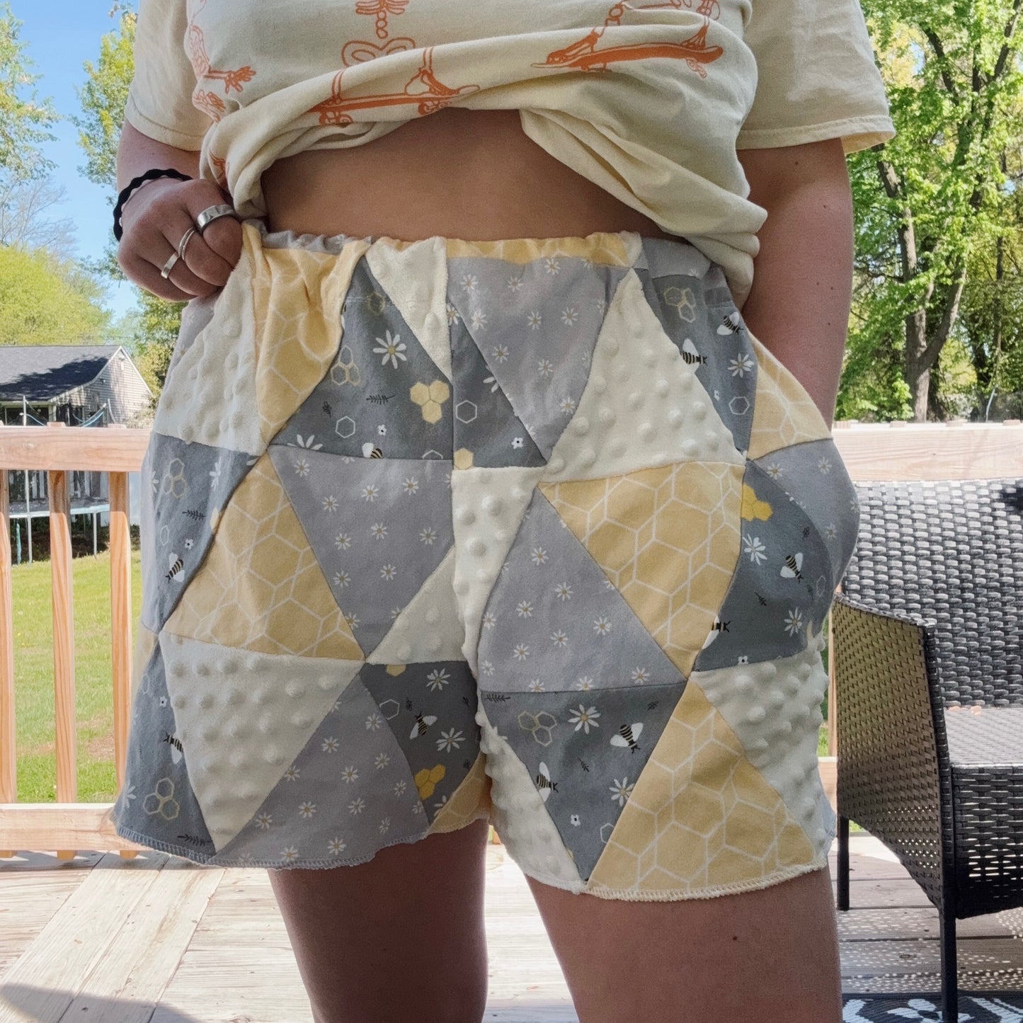 Busy Bee High-Waisted Shorts - Size M-XL