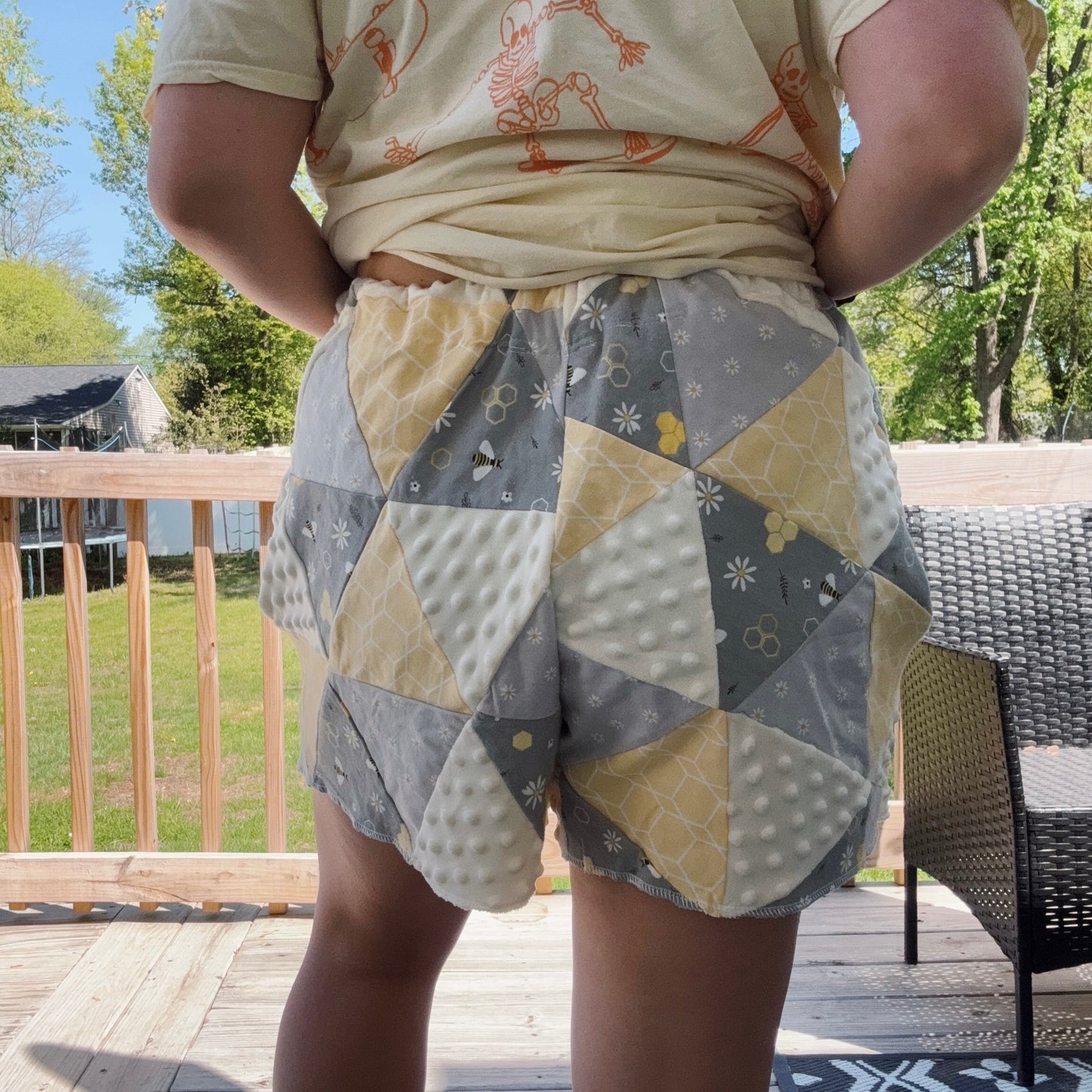 Busy Bee High-Waisted Shorts - Size M-XL
