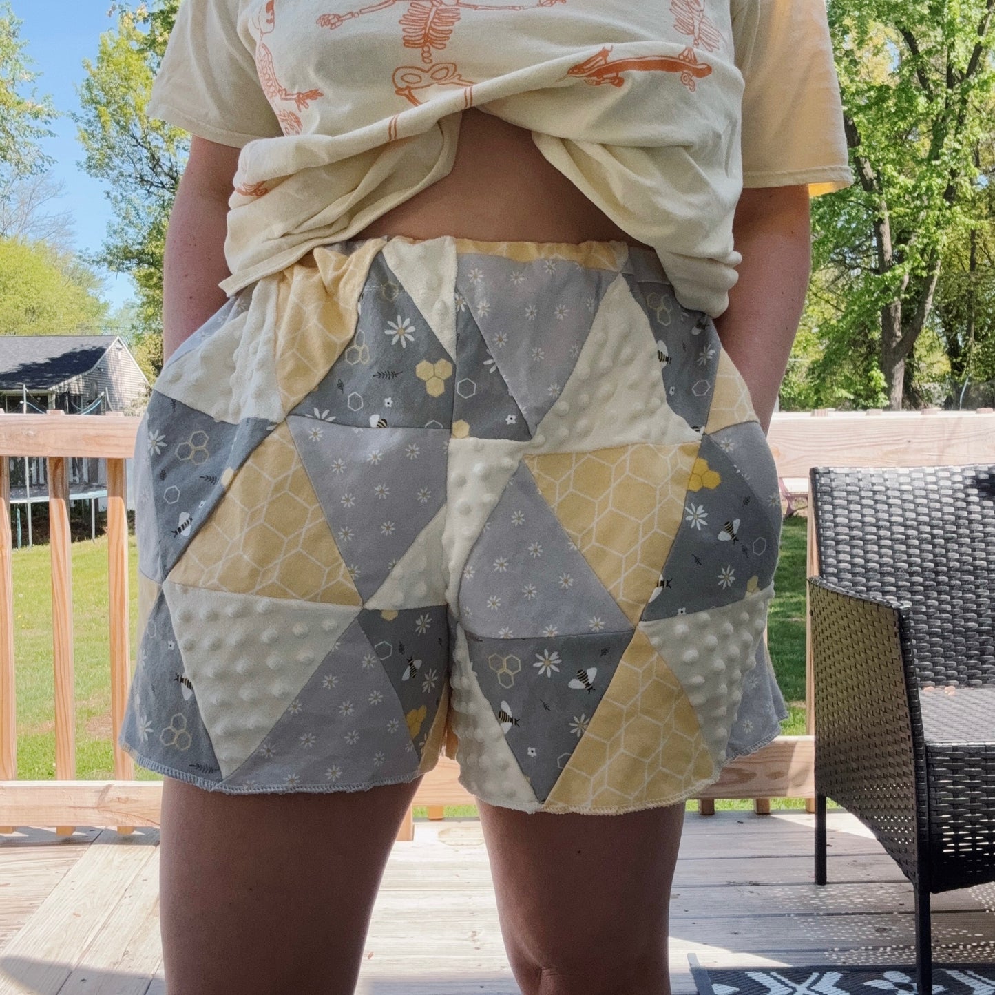 Busy Bee High-Waisted Shorts - Size M-XL